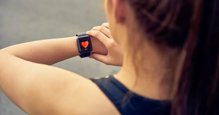 Montre connectée femme qui prend la tension : Guide complet pour 2025